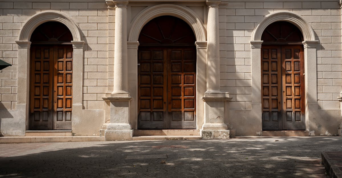 Facade of Auditorio César Rengifo in Mérida with classic wooden doors and columns.